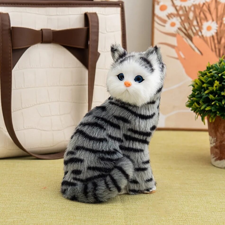 Peluche chat réaliste câlin et doux pour la maison