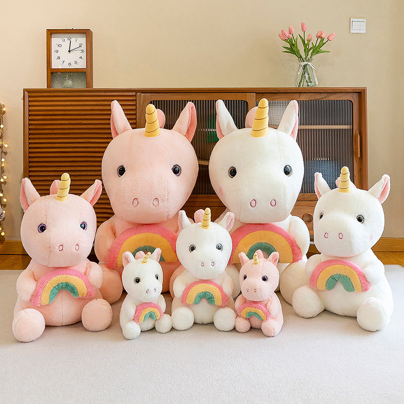Peluche licorne arc-en-ciel douce avec corne dorée.