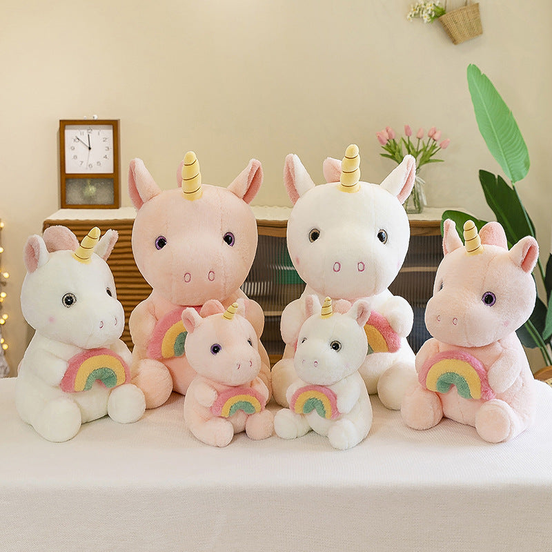 Peluche licorne arc-en-ciel douce avec corne dorée.