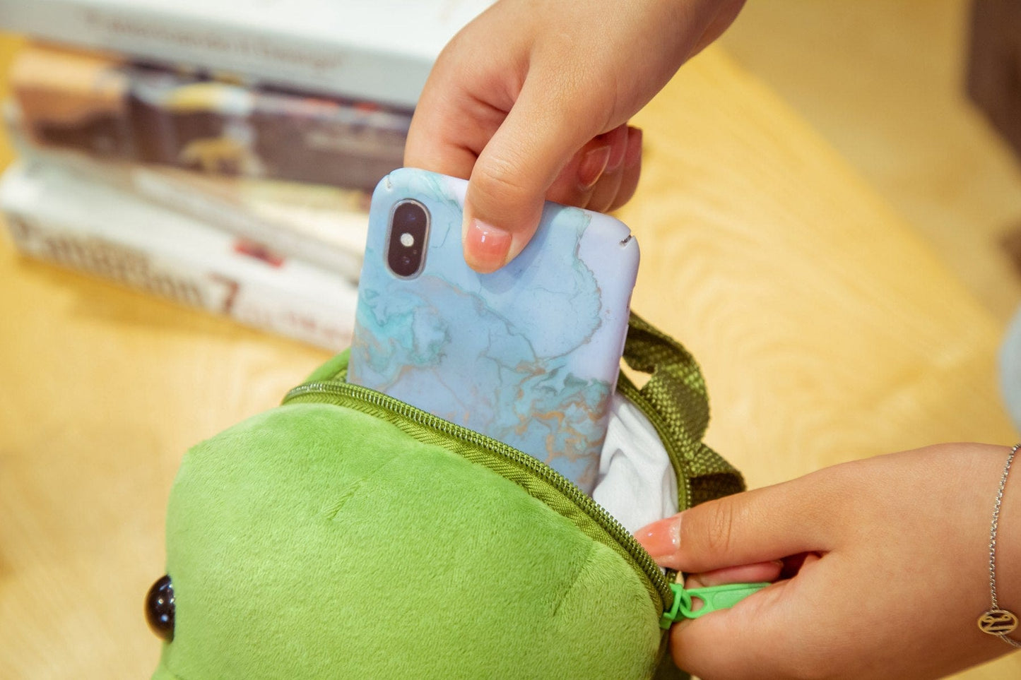 Le bébé dinosaure - Sac à dos peluche dinosaure