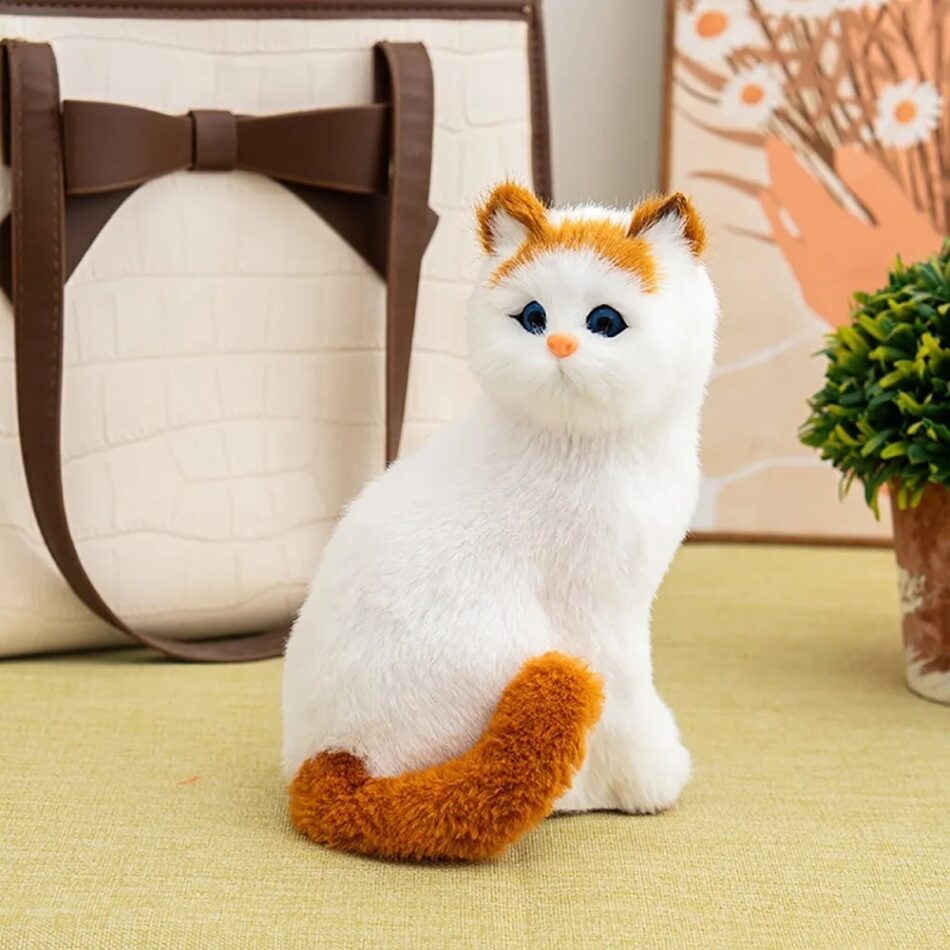 Peluche chat réaliste câlin et doux pour la maison