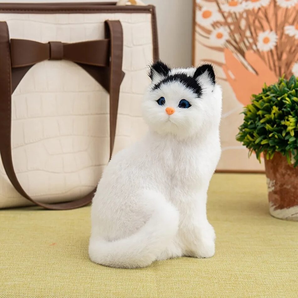 Peluche chat réaliste câlin et doux pour la maison