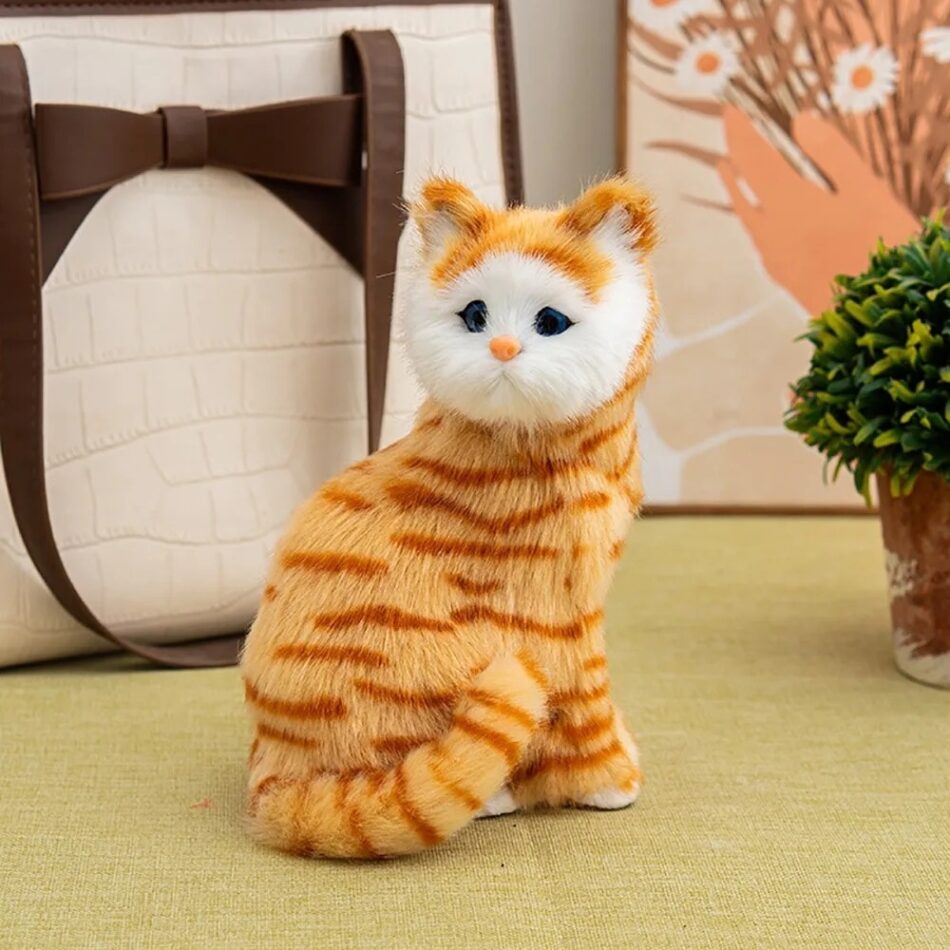 Peluche chat réaliste câlin et doux pour la maison