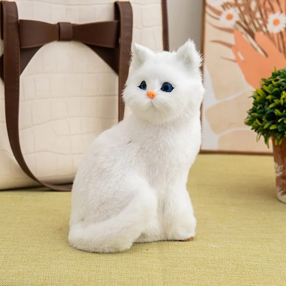 Peluche chat réaliste câlin et doux pour la maison