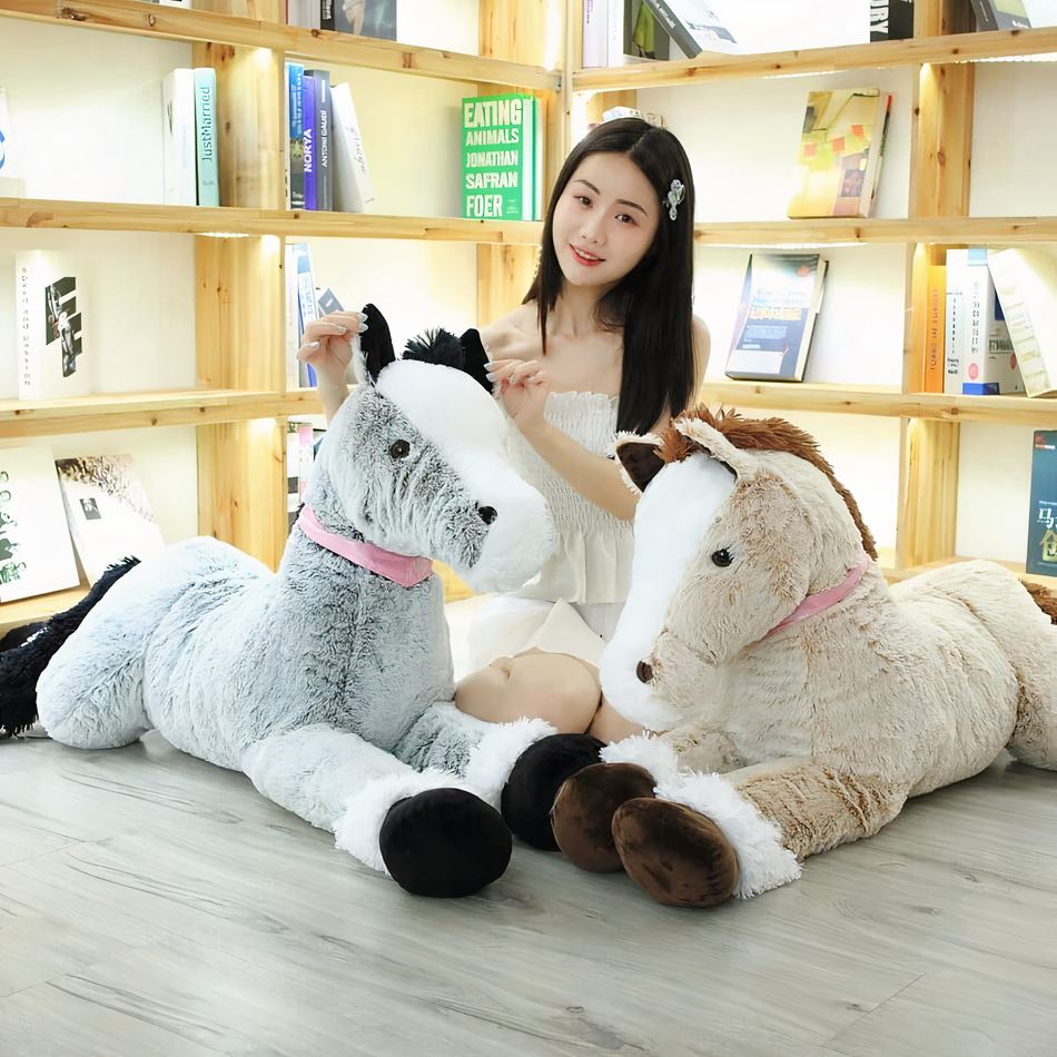 Peluche cheval bleu-gris douce pour rêver dans la chambre des enfants.