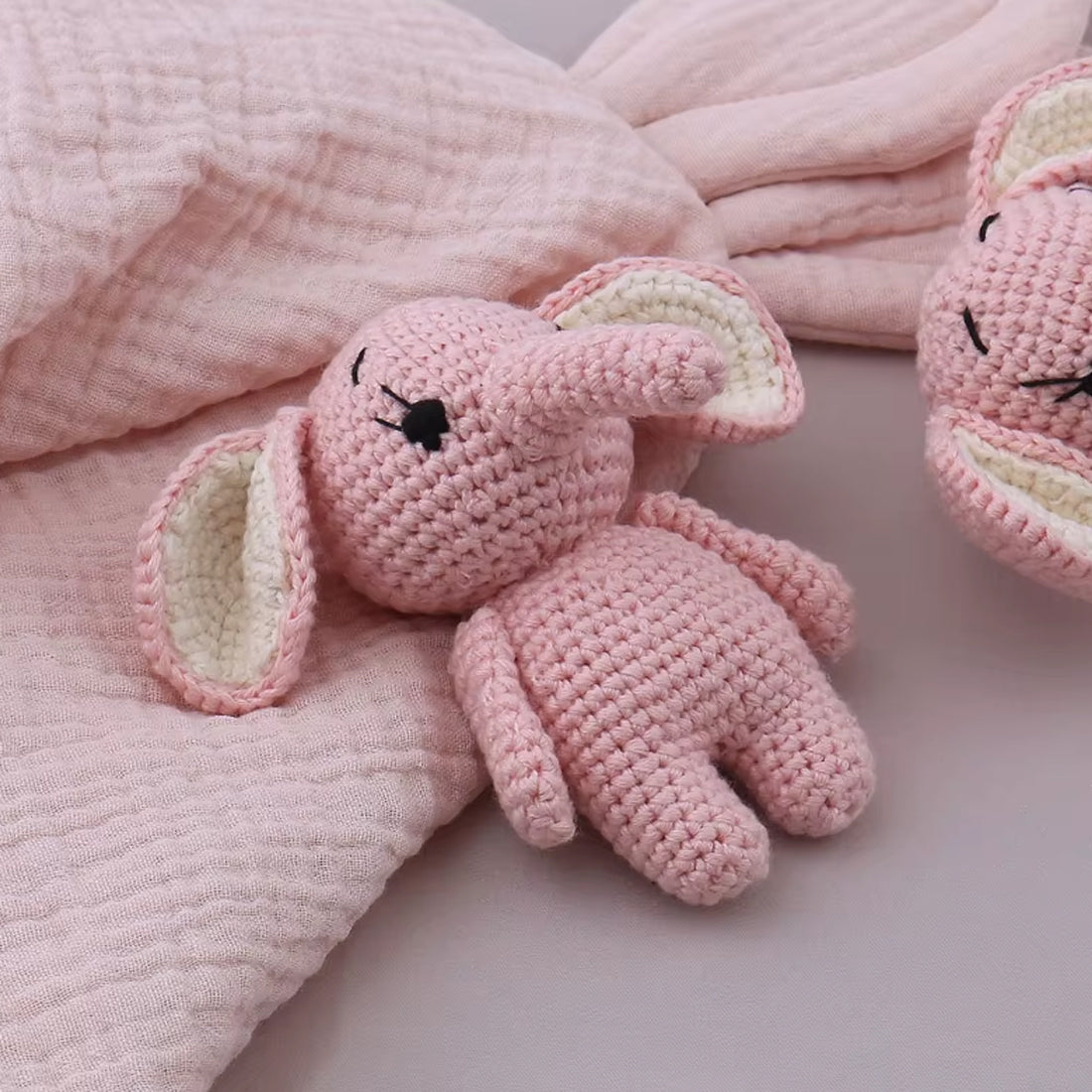 Peluche éléphant rose en crochet doux pour câliner