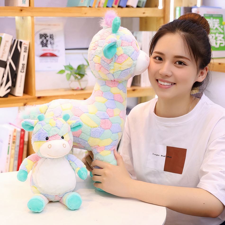 Peluche girafe arc-en-ciel pour une chambre d'enfant colorée