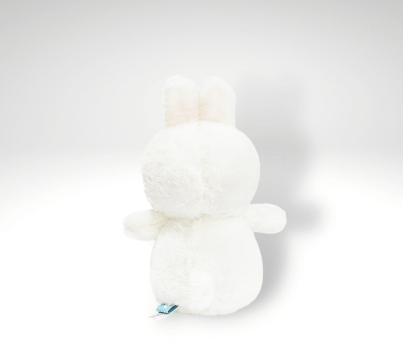 Peluche lapin tout mignon avec un nœud de papillon