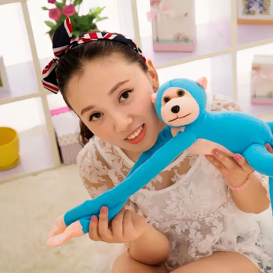 Peluche singe kawaii avec longue queue bleue câline.
