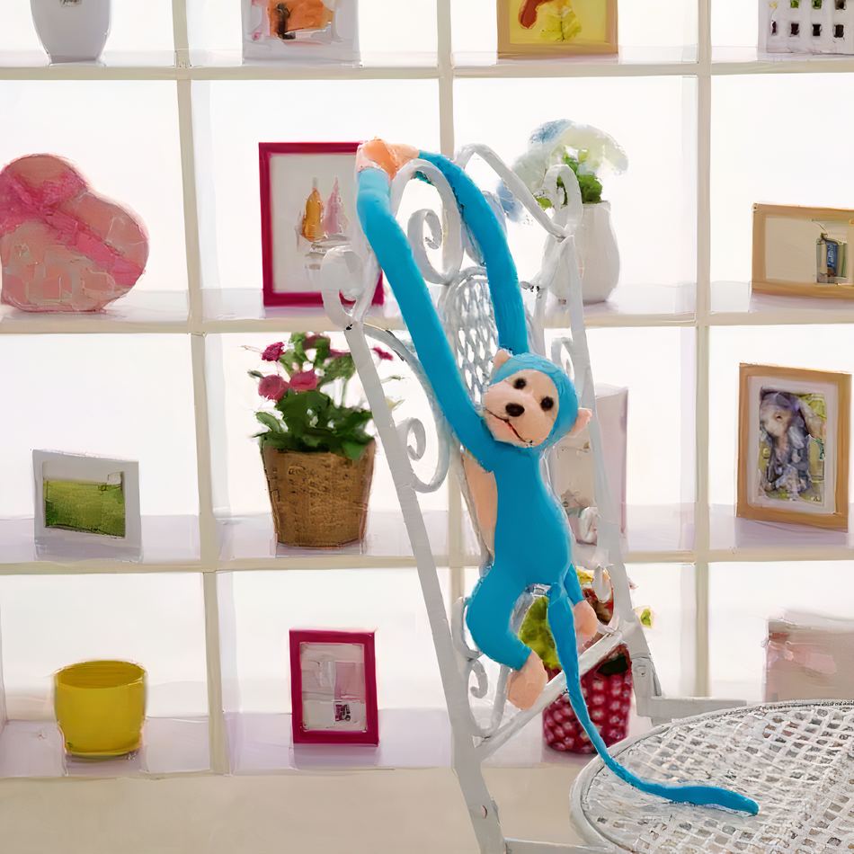Peluche singe kawaii avec longue queue bleue câline.