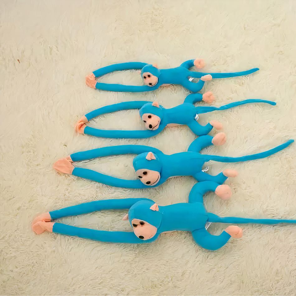 Peluche singe kawaii avec longue queue bleue câline.