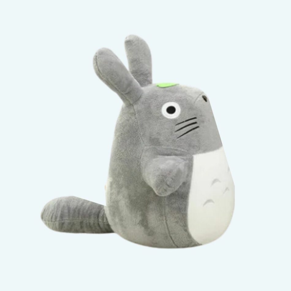 Peluche Totoro gris doux pour une chambre d'enfant cosy