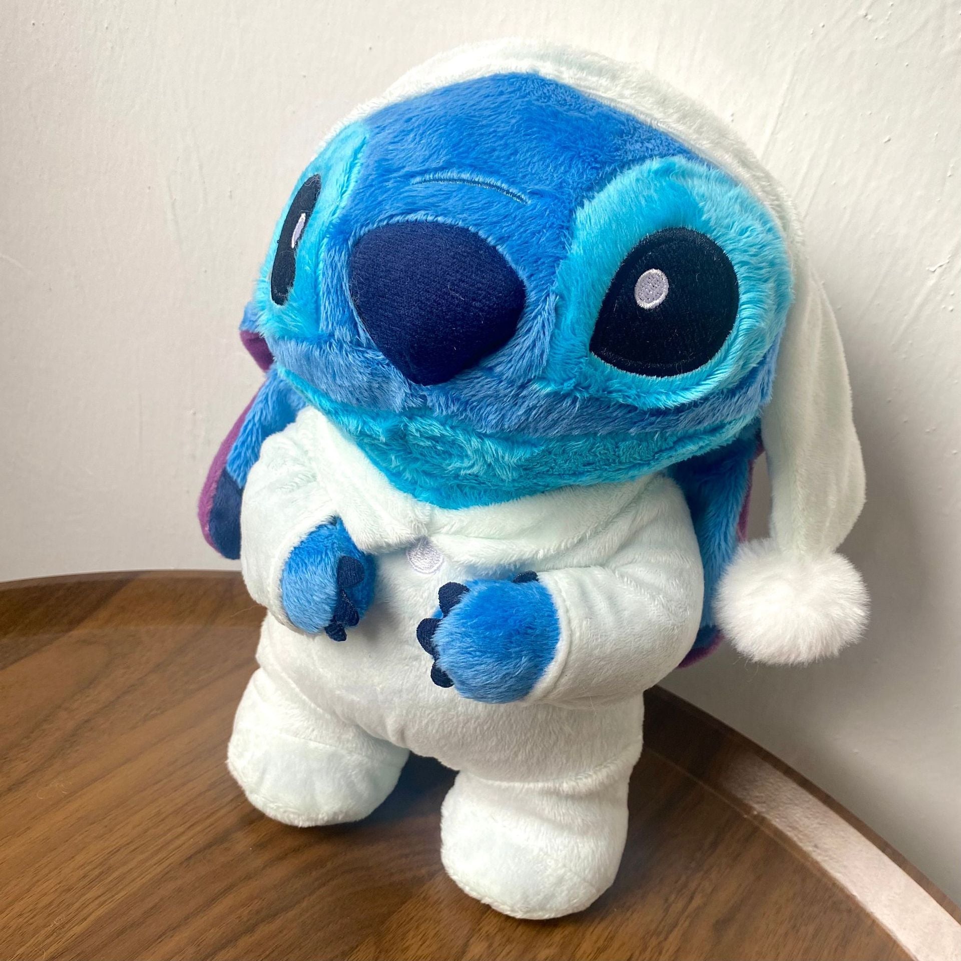 Peluche Stitch en pyjama bleu avec bonnet de nuit 