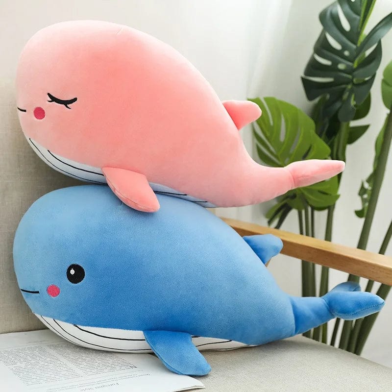 Peluche baleine rose, joues rouges.