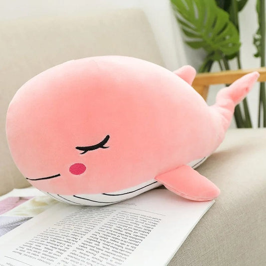 Peluche baleine rose, joues rouges.