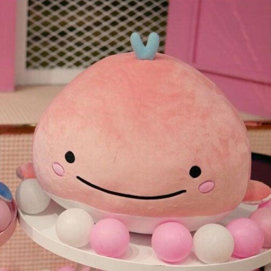Peluche baleine rose moelleuse pour un câlin océanique.