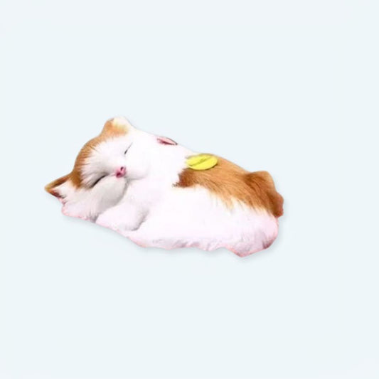Peluche chat roux et blanc endormi, idéale pour les câlins d'enfants