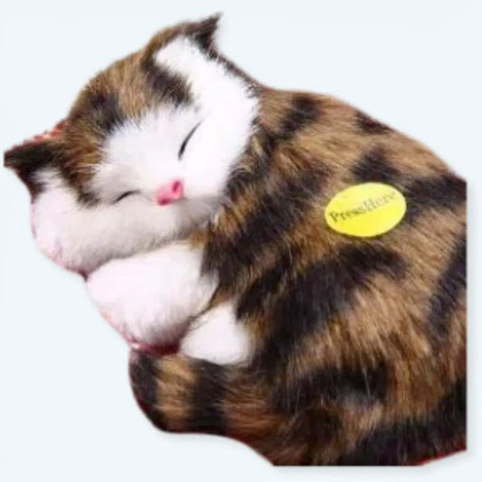 Peluche chat tigré marron douce et câline, en pleine sieste