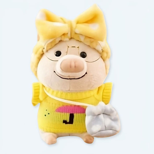 Peluche cochon adorable avec pull jaune doux et câlin.