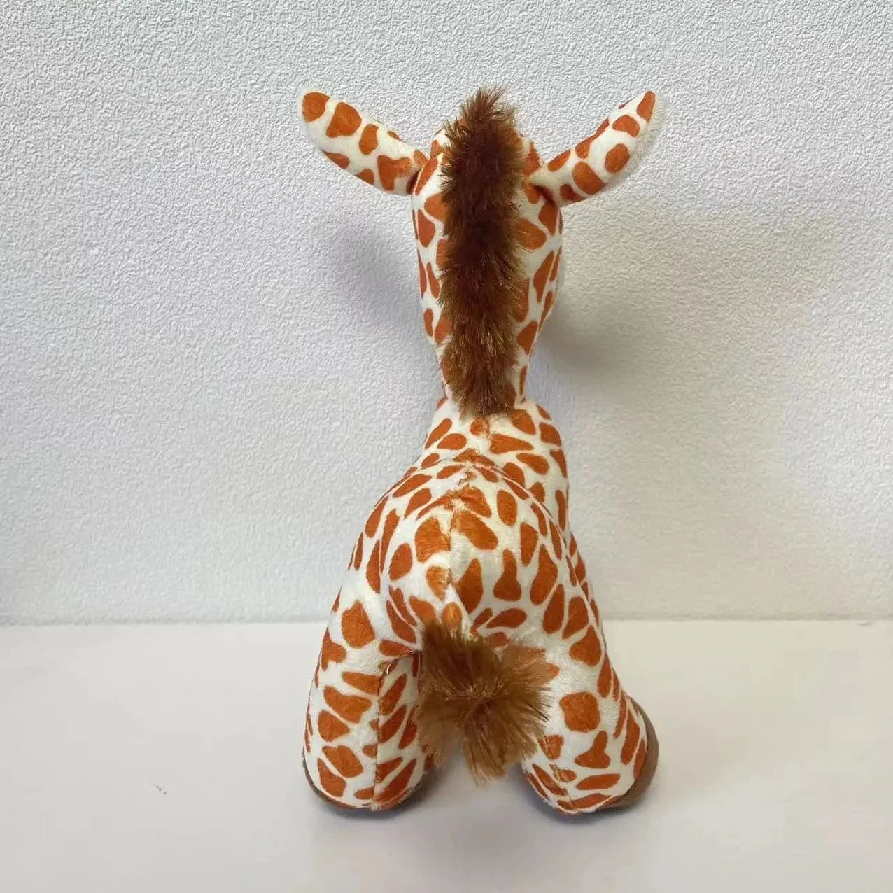 Peluche girafe aux yeux grandioses