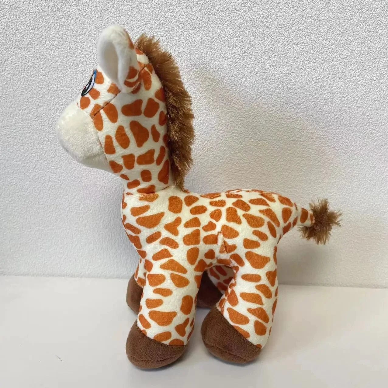 Peluche girafe aux yeux grandioses