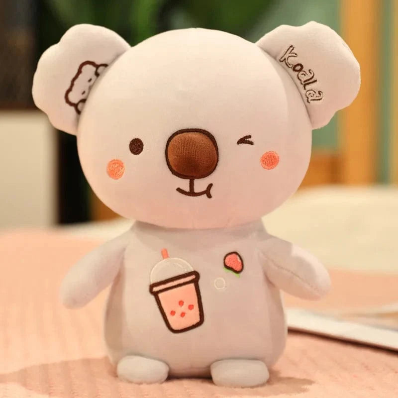 Peluche koala savourant un bubble tea à la fraise