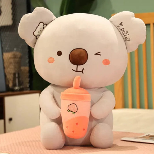 Peluche koala savourant un bubble tea à la fraise