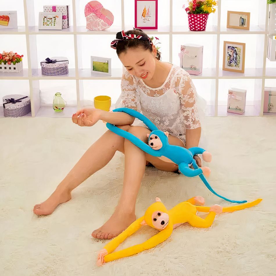 Peluche singe kawaii jaune avec une longue queue moelleuse pour enfant.