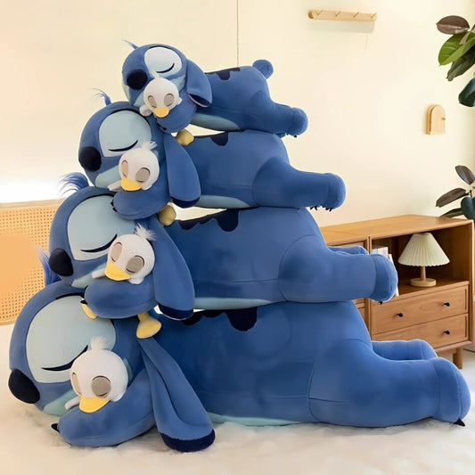 Peluche Stitch câline allongée avec canard doux