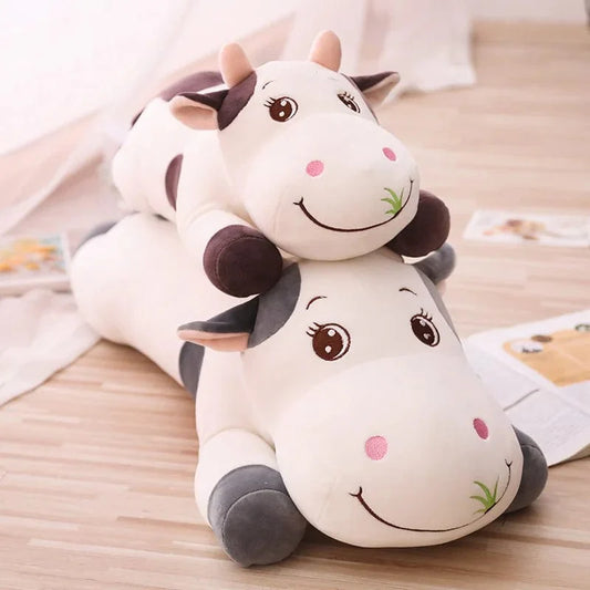 Peluche vache colorée en train de brouter de l'herbe